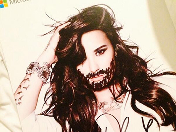 Bosan dan Lelah Jadi Penyanyi, Demi Lovato 'Kacaukan' Wajahnya di Fansigning!